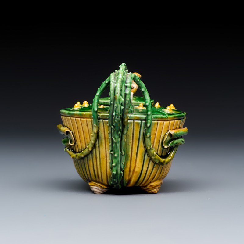 A Chinese famille verte sancai biscuit 'Lotus' teapot on a later wooden stand - 图3