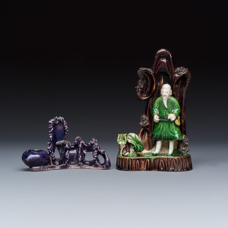 A Chinese aubergine-glazed brush rest and a famille verte sancai biscuit group - 图3