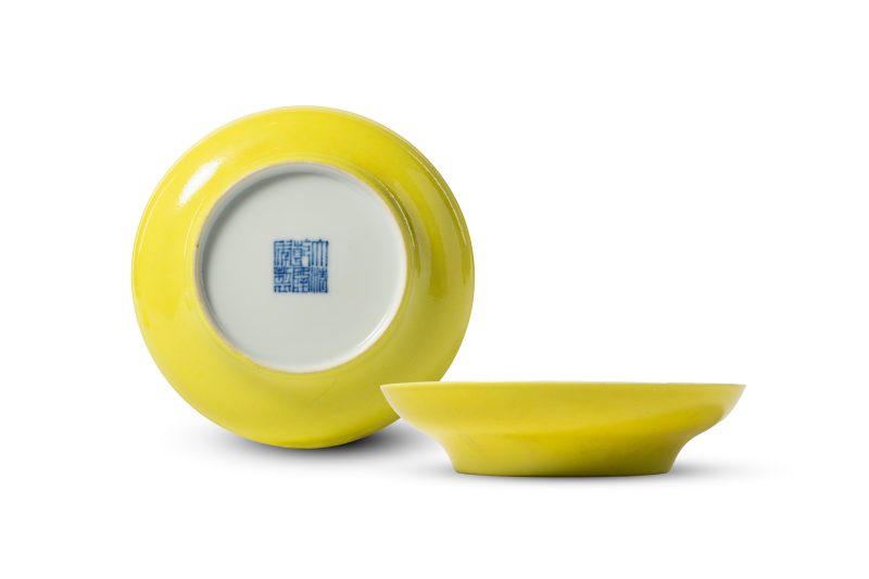A pair of small lemon-yellow-glazed saucer dishes, Qianlong mark and of the period (1736-1795) - 图1