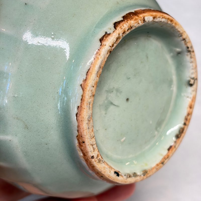 Two Chinese blue and white bowls, a plate, a celadon kendi and a vase - 图65