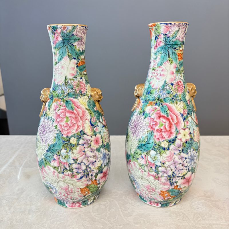 A pair of Chinese famille rose 'Millefleurs' vases with lion-head handles - 图8