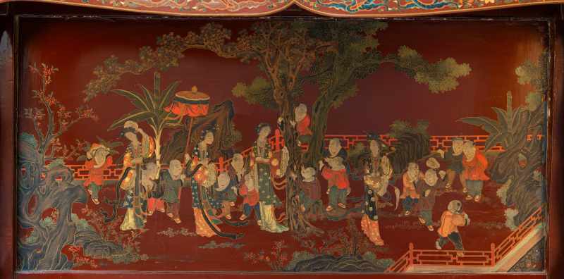 A pair of square-corner red, polychrome and gilt lacquer display cabinets, Lianggegui - 图11