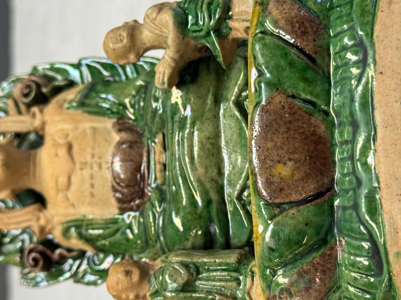 A Chinese sancai-glazed stoneware group of Guanyin and two attendants - 图12
