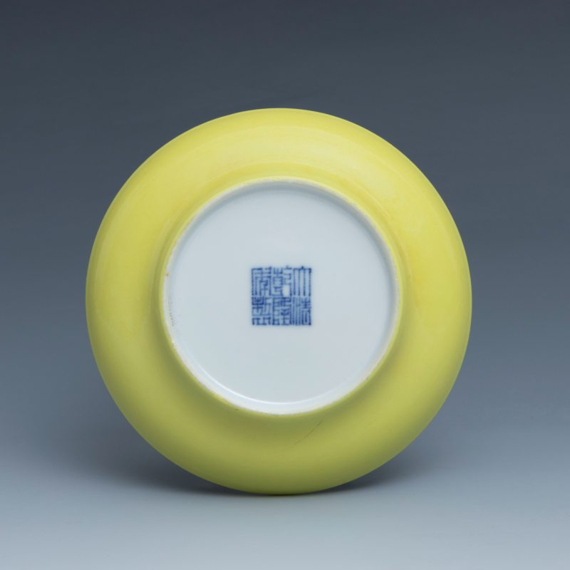 A pair of small lemon-yellow-glazed saucer dishes, Qianlong mark and of the period (1736-1795) - 图3