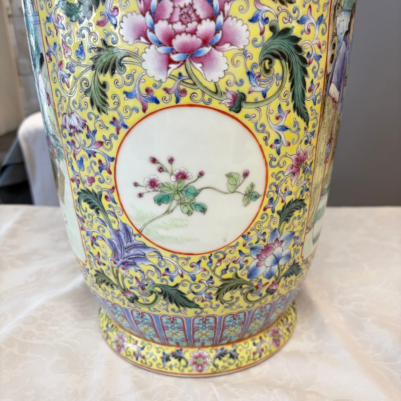 A pair of Chinese famille rose vases with figural design - 图29
