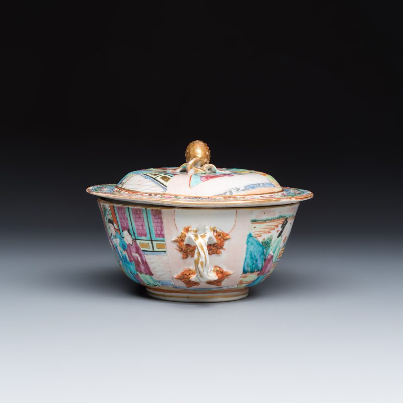 Four Chinese Canton famille rose vases and a covered bowl with figural design - 图9