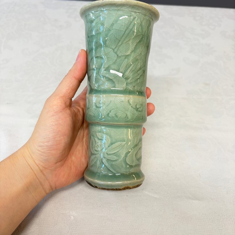 Two Chinese blue and white bowls, a plate, a celadon kendi and a vase - 图67