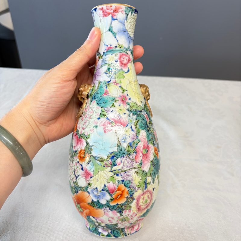 A pair of Chinese famille rose 'Millefleurs' vases with lion-head handles - 图11