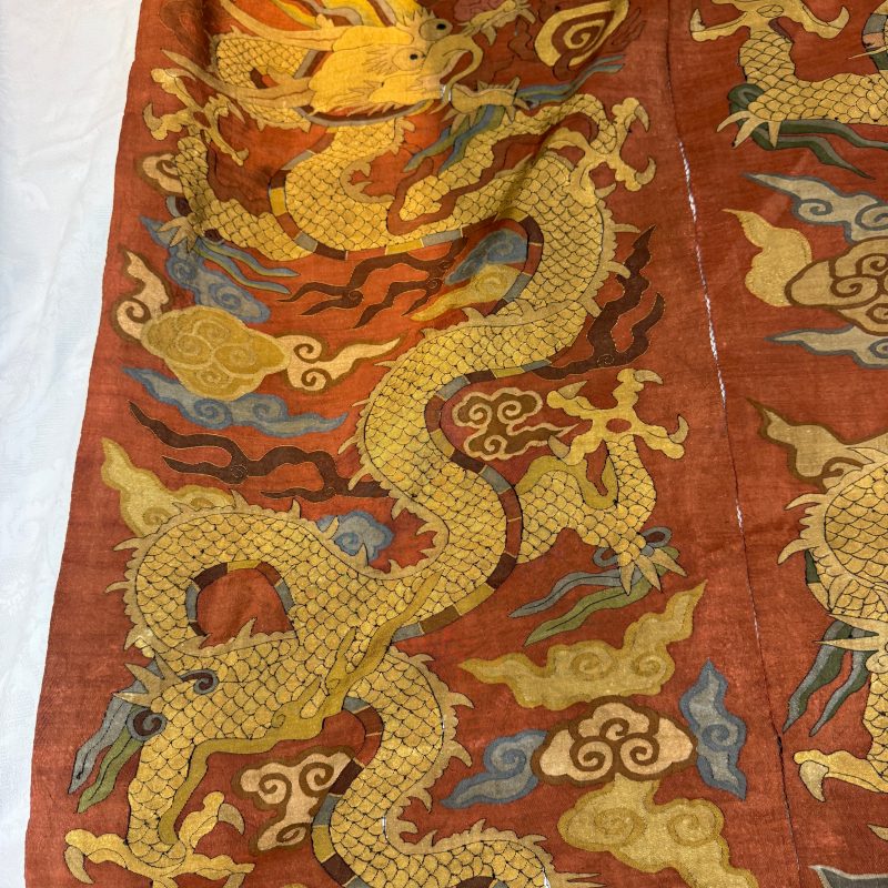 A Chinese coral-ground kesi 'Dragons' panel - 图9