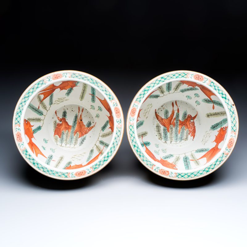 A pair of Chinese famille rose yellow-ground 'Antiquities' fish bowls with applied relief design - 图6