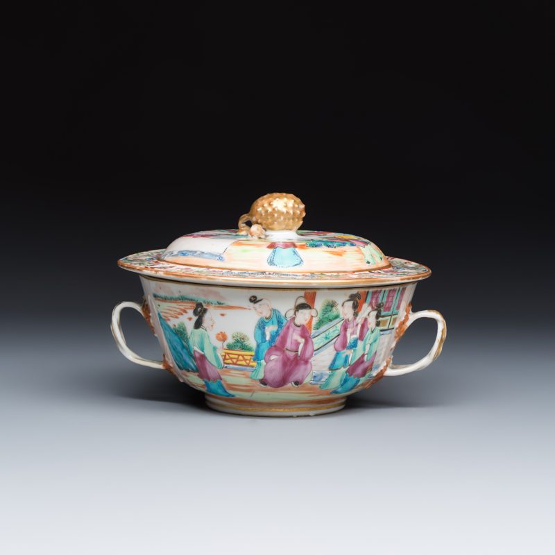 Four Chinese Canton famille rose vases and a covered bowl with figural design - 图10