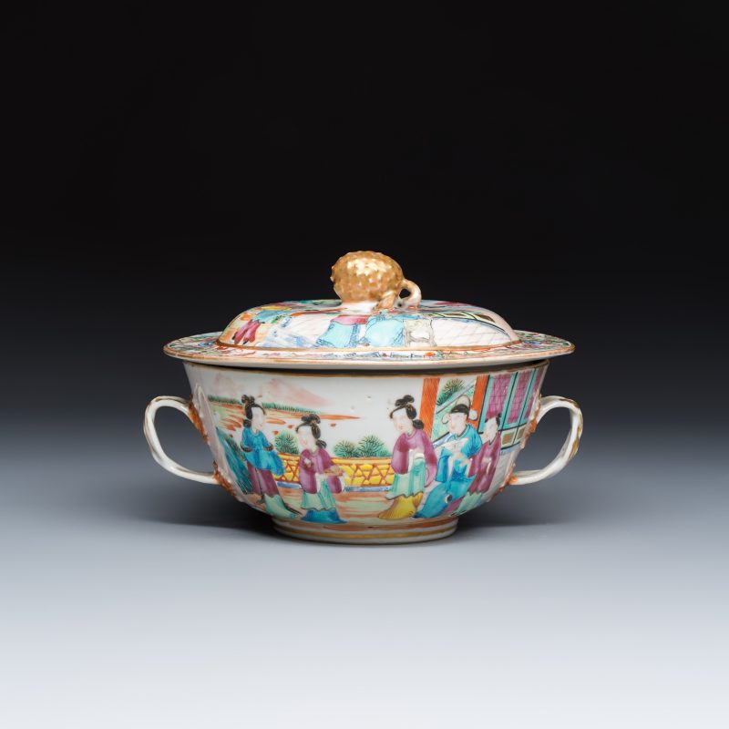 Four Chinese Canton famille rose vases and a covered bowl with figural design - 图8