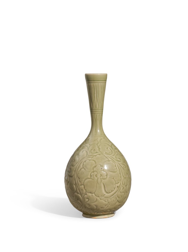 A carved Yaozhou celadon 'peony' bottle vase, Jin dynasty | 金　耀州青釉刻纏枝牡丹紋長頸瓶 - 图1