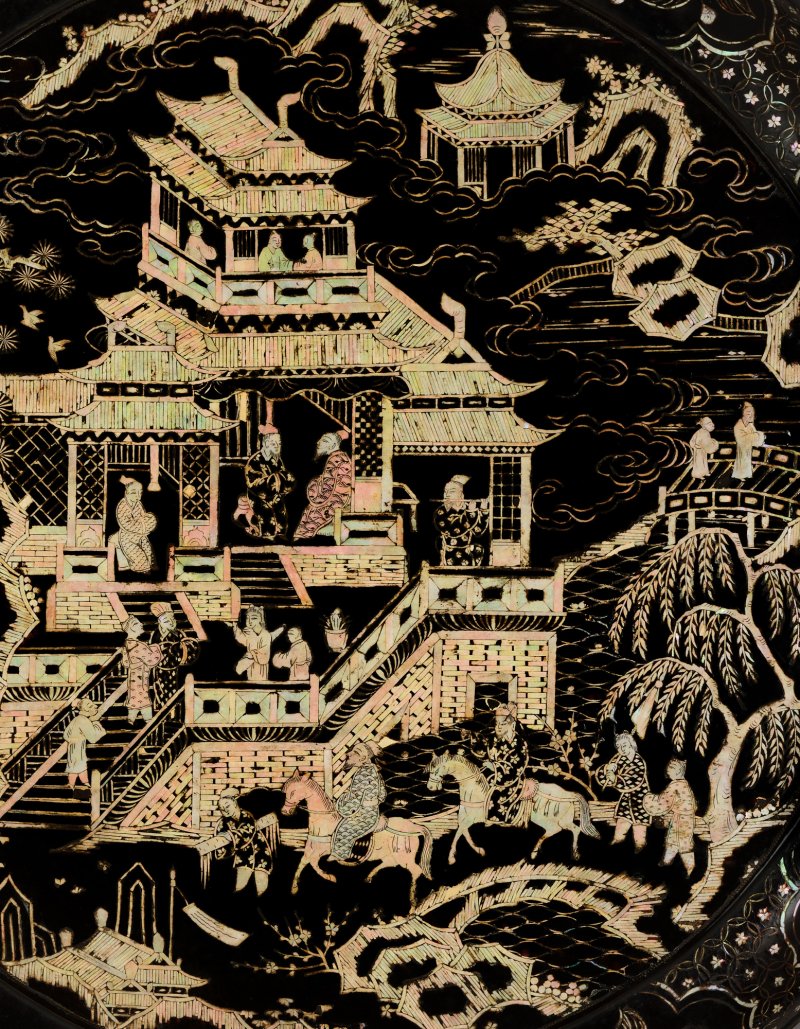 A large mother-of-pearl-inlaid black-lacquer box and cover, Ming dynasty | 明　黑漆嵌螺鈿樓閣人物圖圓蓋盒 - 图3