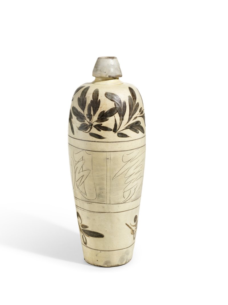 A Cizhou-type painted and sgraffiato inscribed vase, meiping, Jin dynasty | 金　磁州窰系白地褐彩「風花雪月」梅瓶 - 图2