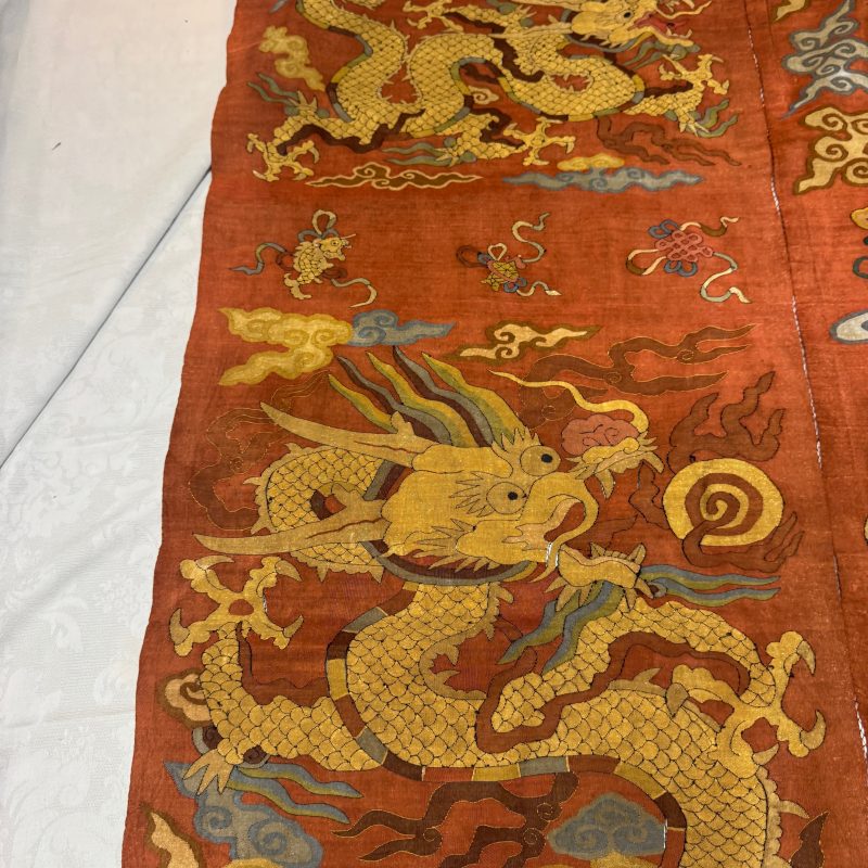 A Chinese coral-ground kesi 'Dragons' panel - 图8