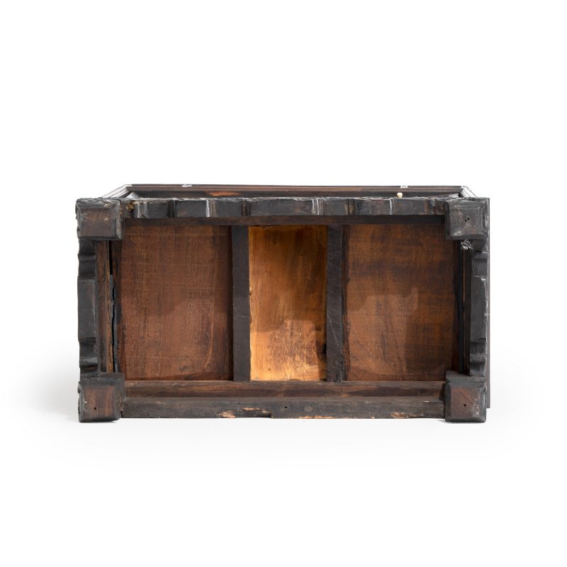 A Vietnamese mother-of-pearl-inlaid wooden two-door cabinet - 图8