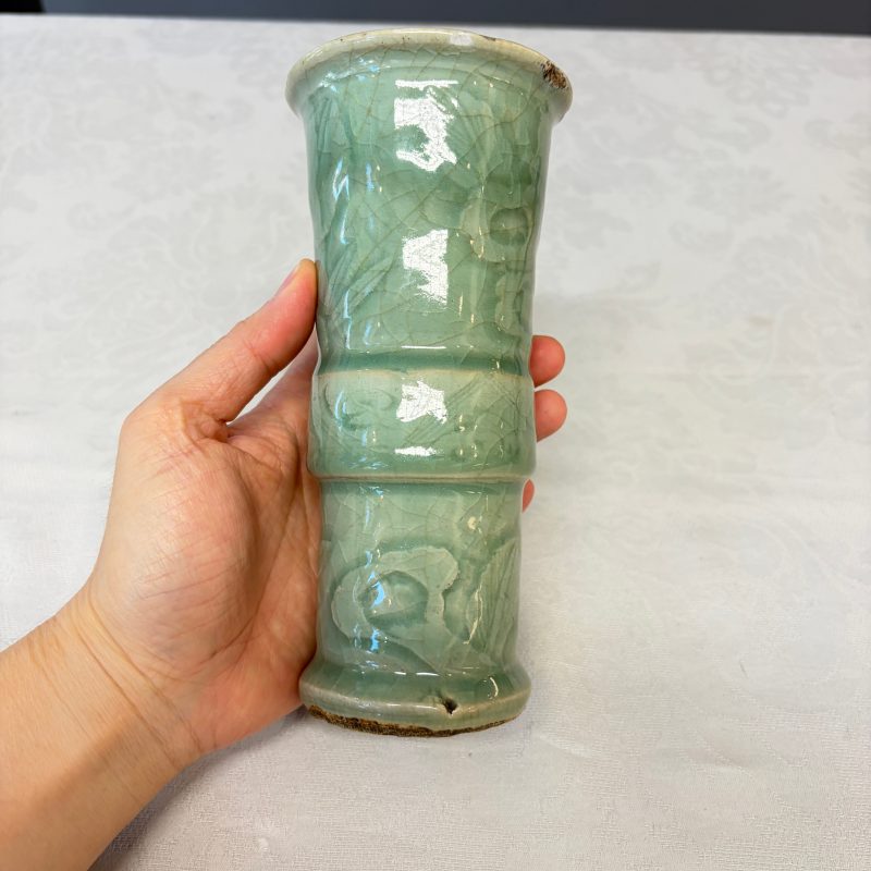 Two Chinese blue and white bowls, a plate, a celadon kendi and a vase - 图68