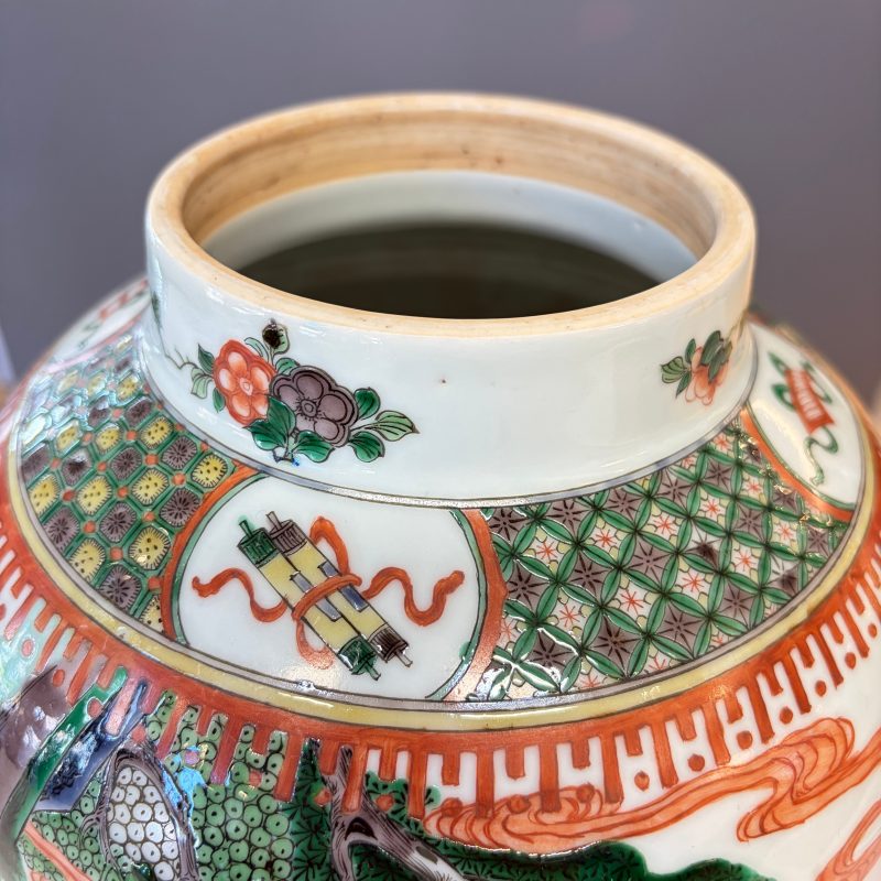 A Chinese famille verte 'Scholars and Court Ladies' baluster vase and cover - 图12
