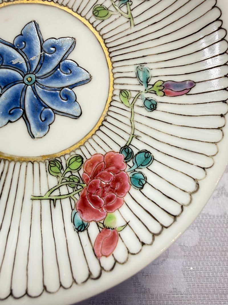 A Chinese famille rose tea bowl and saucer with floral design - 图23