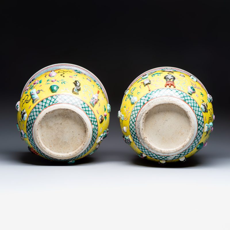 A pair of Chinese famille rose yellow-ground 'Antiquities' fish bowls with applied relief design - 图7