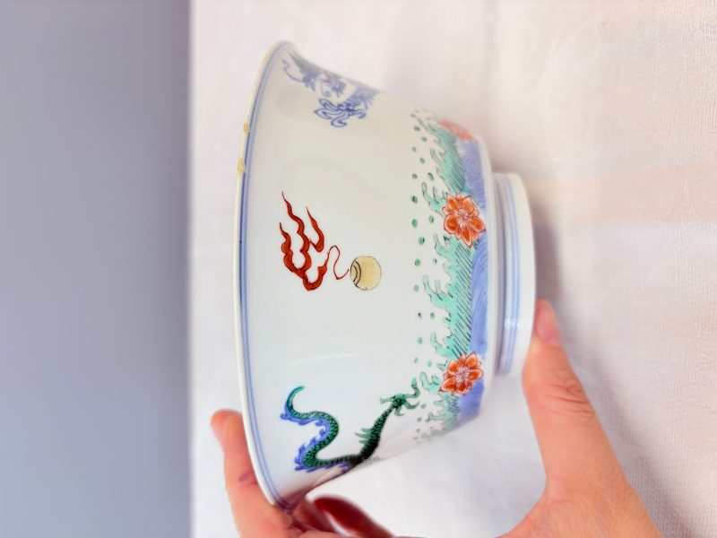 A Chinese famille verte 'Dragon' bowl on a later wooden stand - 图12