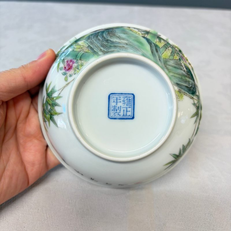 A pair of Chinese famille rose shallow bowls with birds among bamboo, and bats - 图14