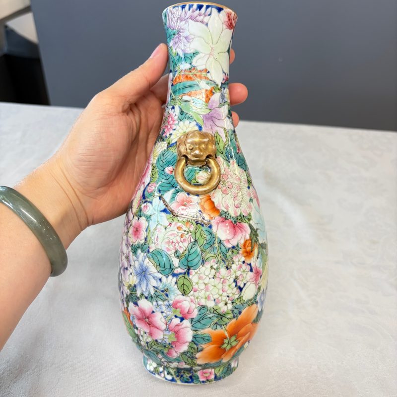 A pair of Chinese famille rose 'Millefleurs' vases with lion-head handles - 图10