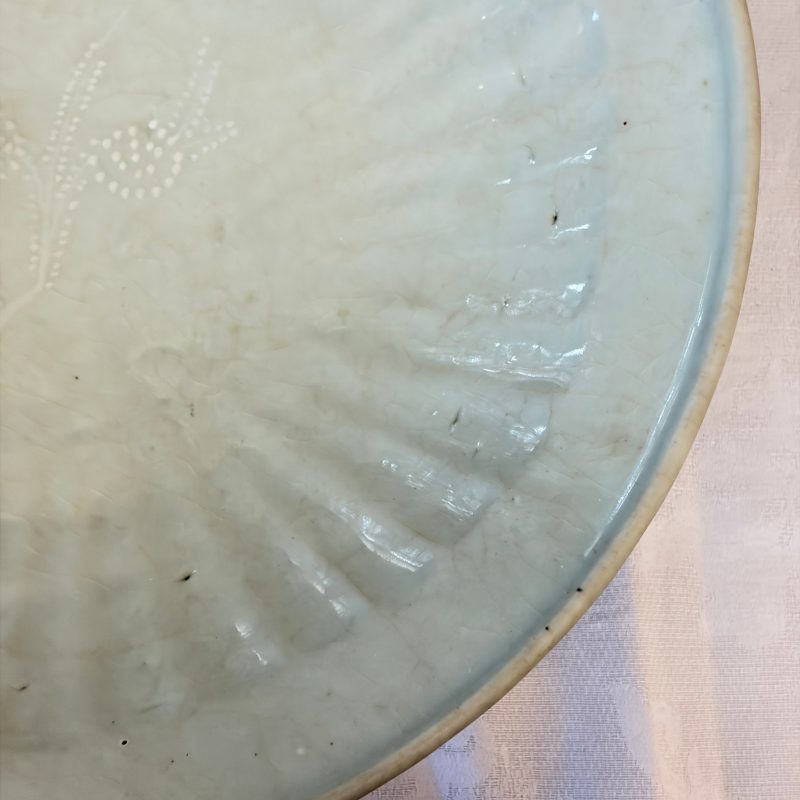 A Chinese Swatow slip-decorated white-ground dish - 图7