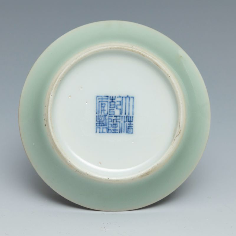 A small celadon-glazed dish, Qianlong mark and of the period (1736-1795) - 图3