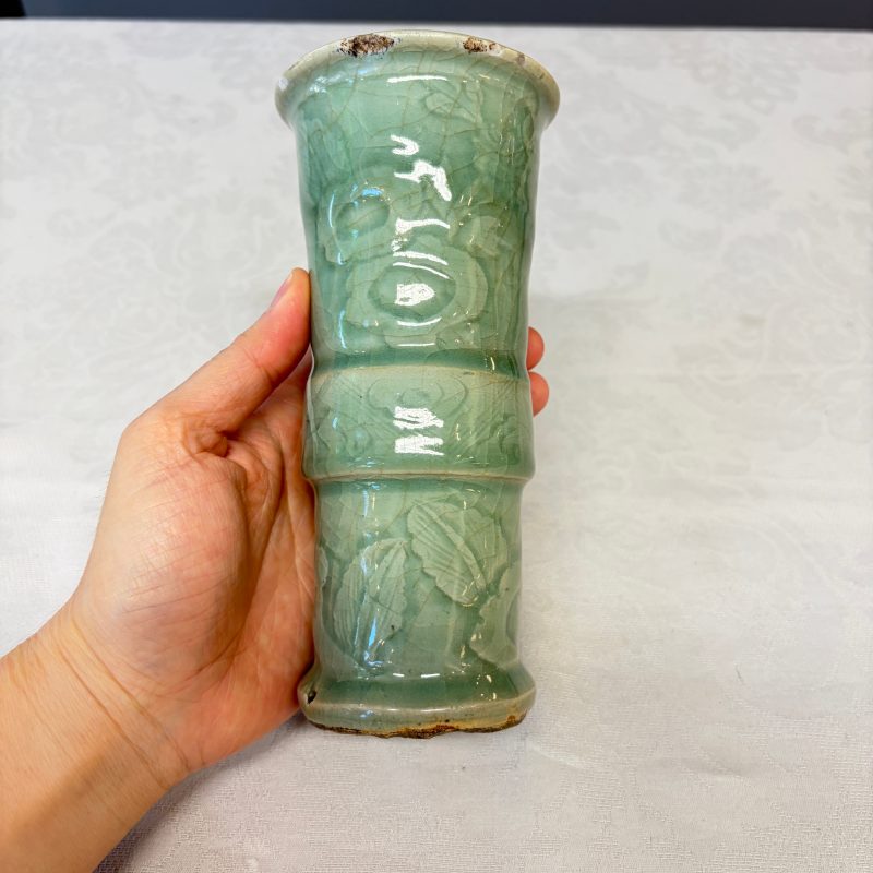Two Chinese blue and white bowls, a plate, a celadon kendi and a vase - 图69