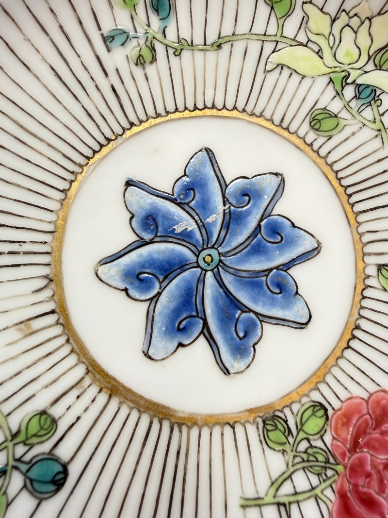 A Chinese famille rose tea bowl and saucer with floral design - 图25