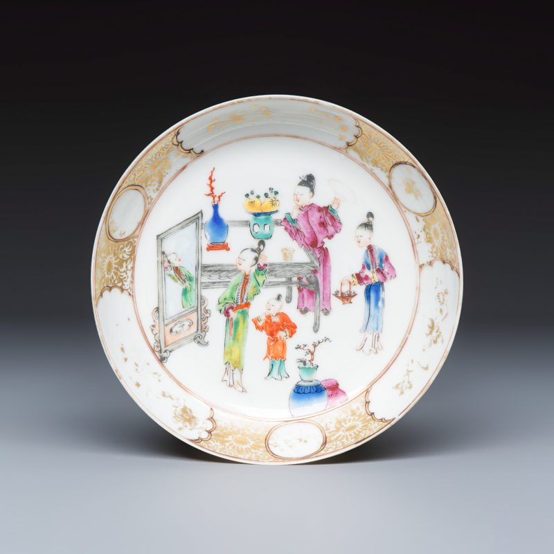 A Chinese famille rose gilt-decorated cup and saucer with figural design - 图2