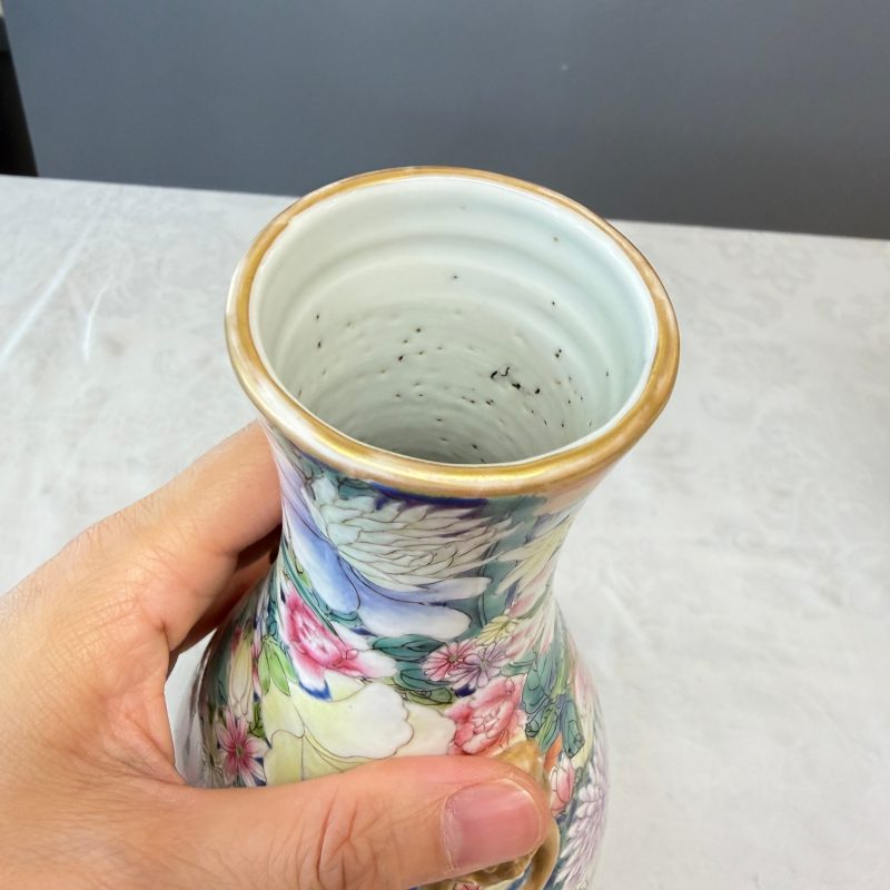A pair of Chinese famille rose 'Millefleurs' vases with lion-head handles - 图13
