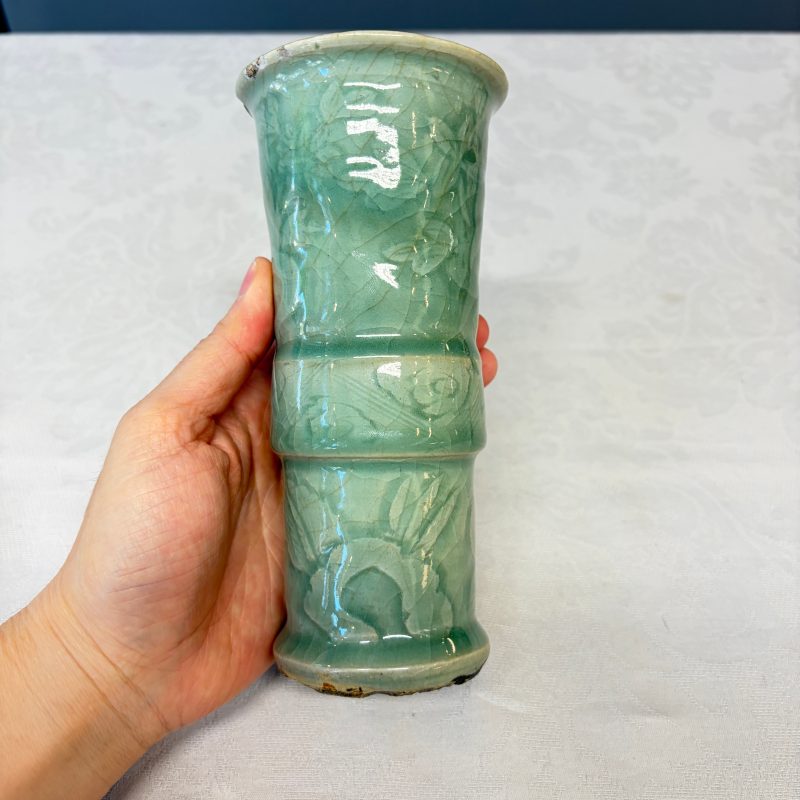 Two Chinese blue and white bowls, a plate, a celadon kendi and a vase - 图70