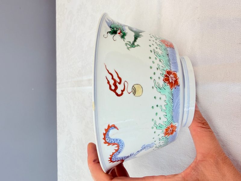 A Chinese famille verte 'Dragon' bowl on a later wooden stand - 图14