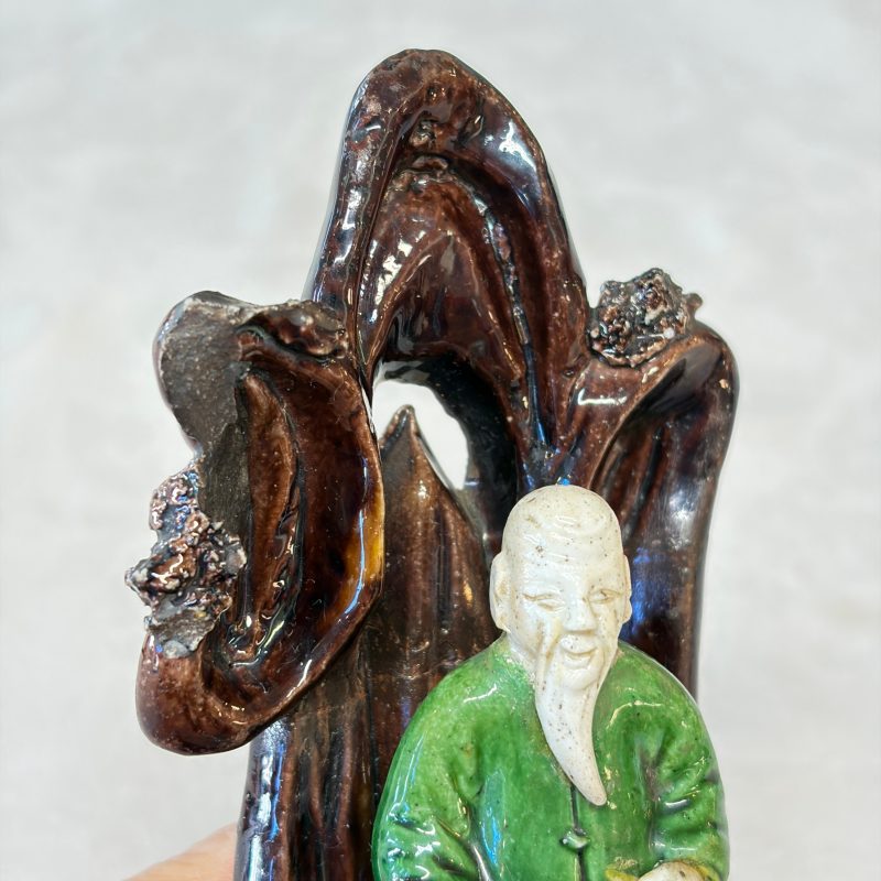 A Chinese aubergine-glazed brush rest and a famille verte sancai biscuit group - 图16