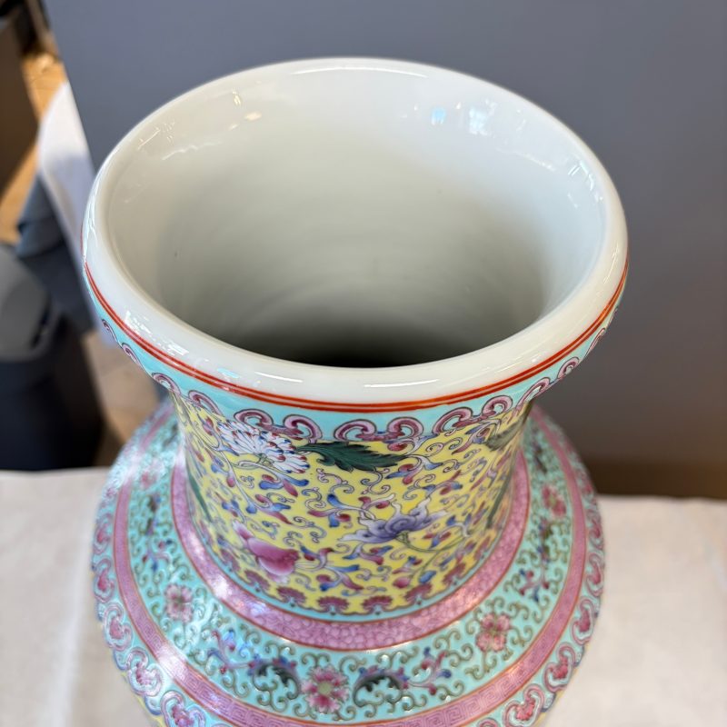 A pair of Chinese famille rose vases with figural design - 图30