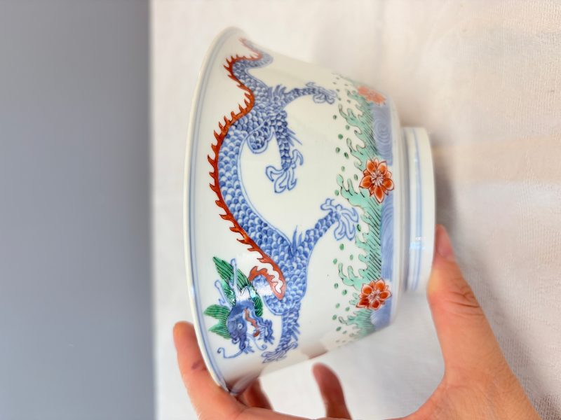 A Chinese famille verte 'Dragon' bowl on a later wooden stand - 图13