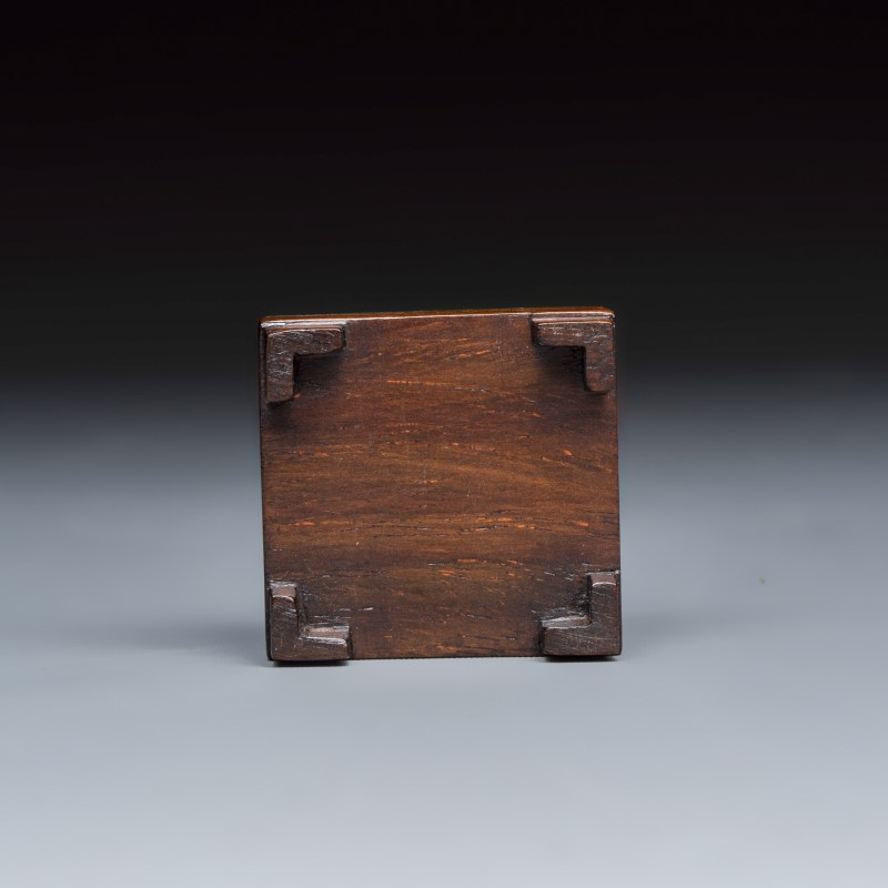 A Chinese famille verte sancai biscuit 'Crab' water pot and a 'Swastika' square bottle on a later wooden stand - 图9