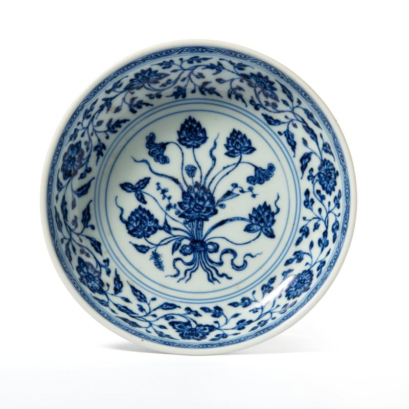 A Ming-style blue and white 'lotus bouquet' dish, Yongzheng mark and of the period (1723-1735) - 图1