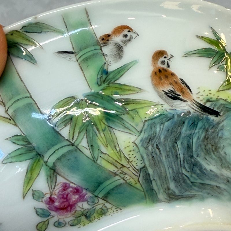A pair of Chinese famille rose shallow bowls with birds among bamboo, and bats - 图15