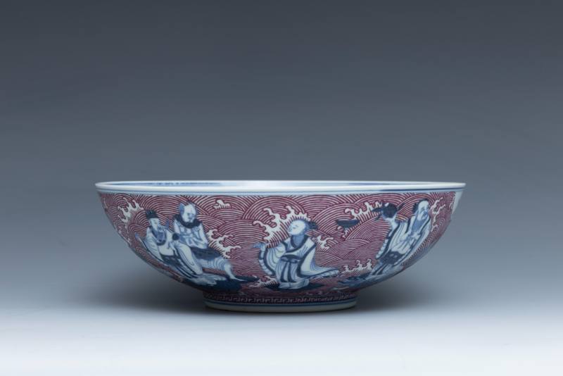 A pair of underglaze-blue and puce-enamelled 'Immortals' bowls, Guangxu mark and of the period (1875-1908) - 图7
