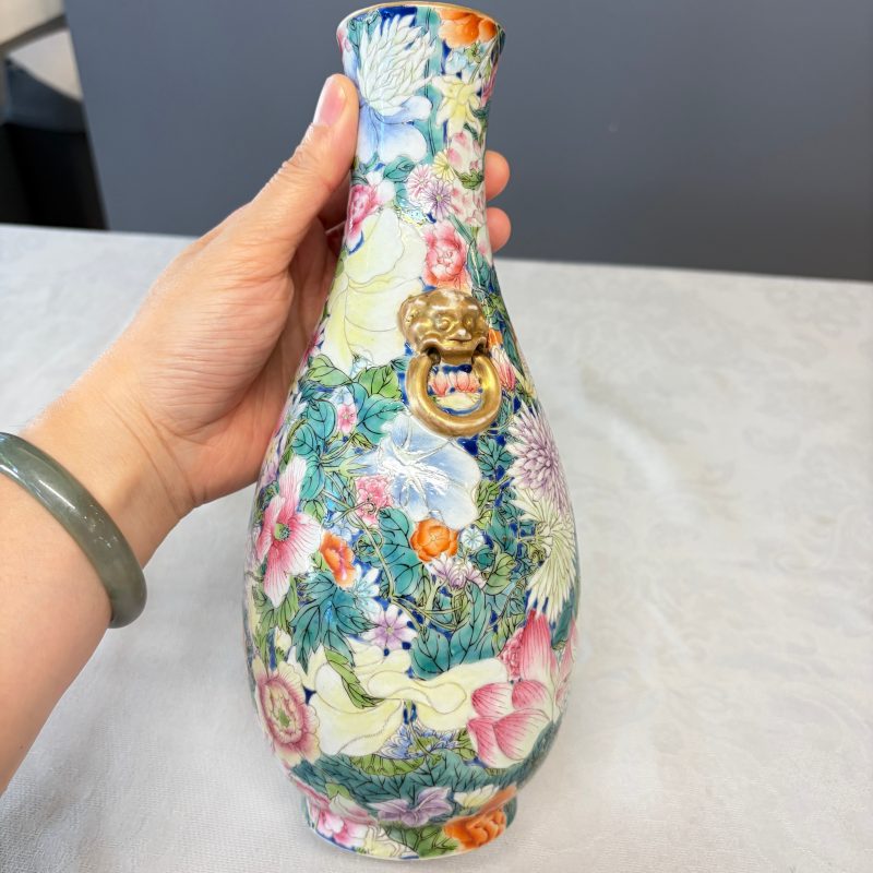 A pair of Chinese famille rose 'Millefleurs' vases with lion-head handles - 图12