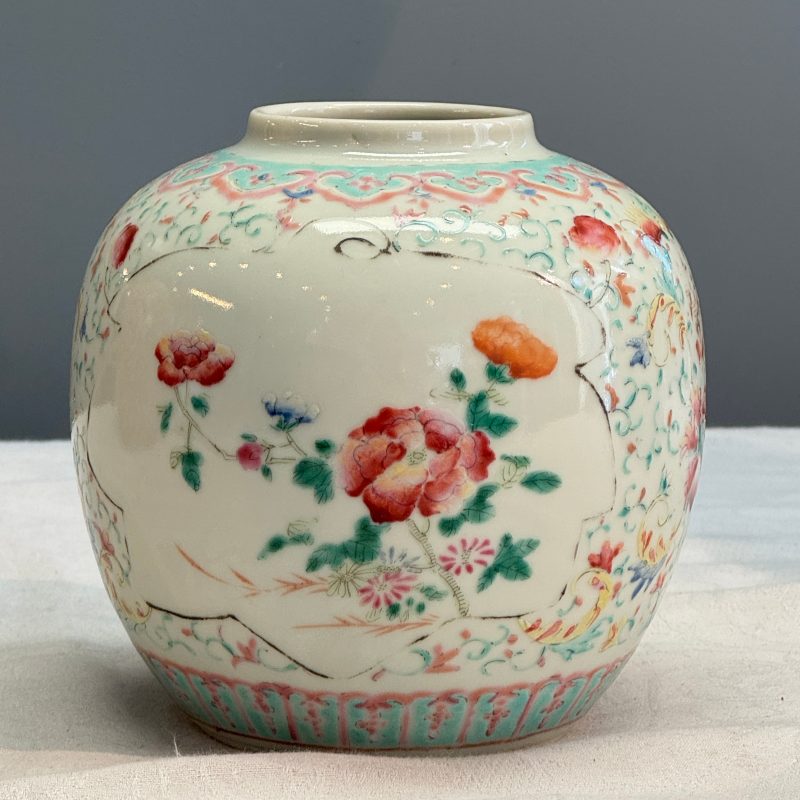 Three Chinese famille rose, verte and iron-red-decorated jars, one mounted as a lamp - 图33