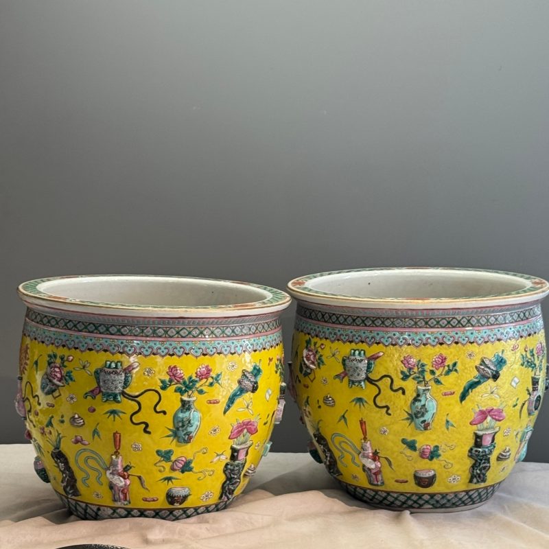 A pair of Chinese famille rose yellow-ground 'Antiquities' fish bowls with applied relief design - 图8