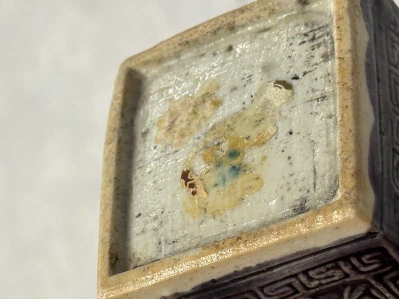 A pair of Chinese aubergine-glazed openworked square brush pots on later wooden stands - 图39