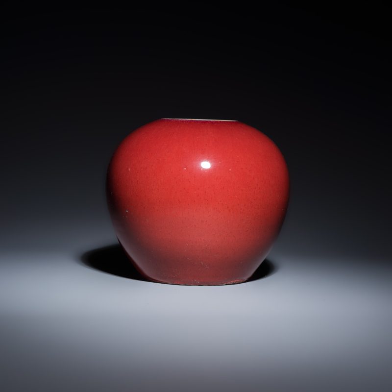 Three Chinese monochrome wares, one with a wooden stand - 图4
