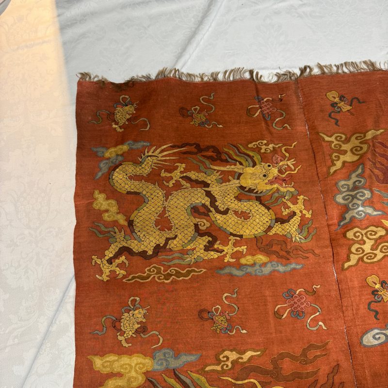 A Chinese coral-ground kesi 'Dragons' panel - 图10
