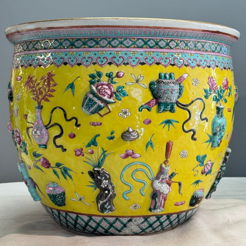 A pair of Chinese famille rose yellow-ground 'Antiquities' fish bowls with applied relief design - 图9